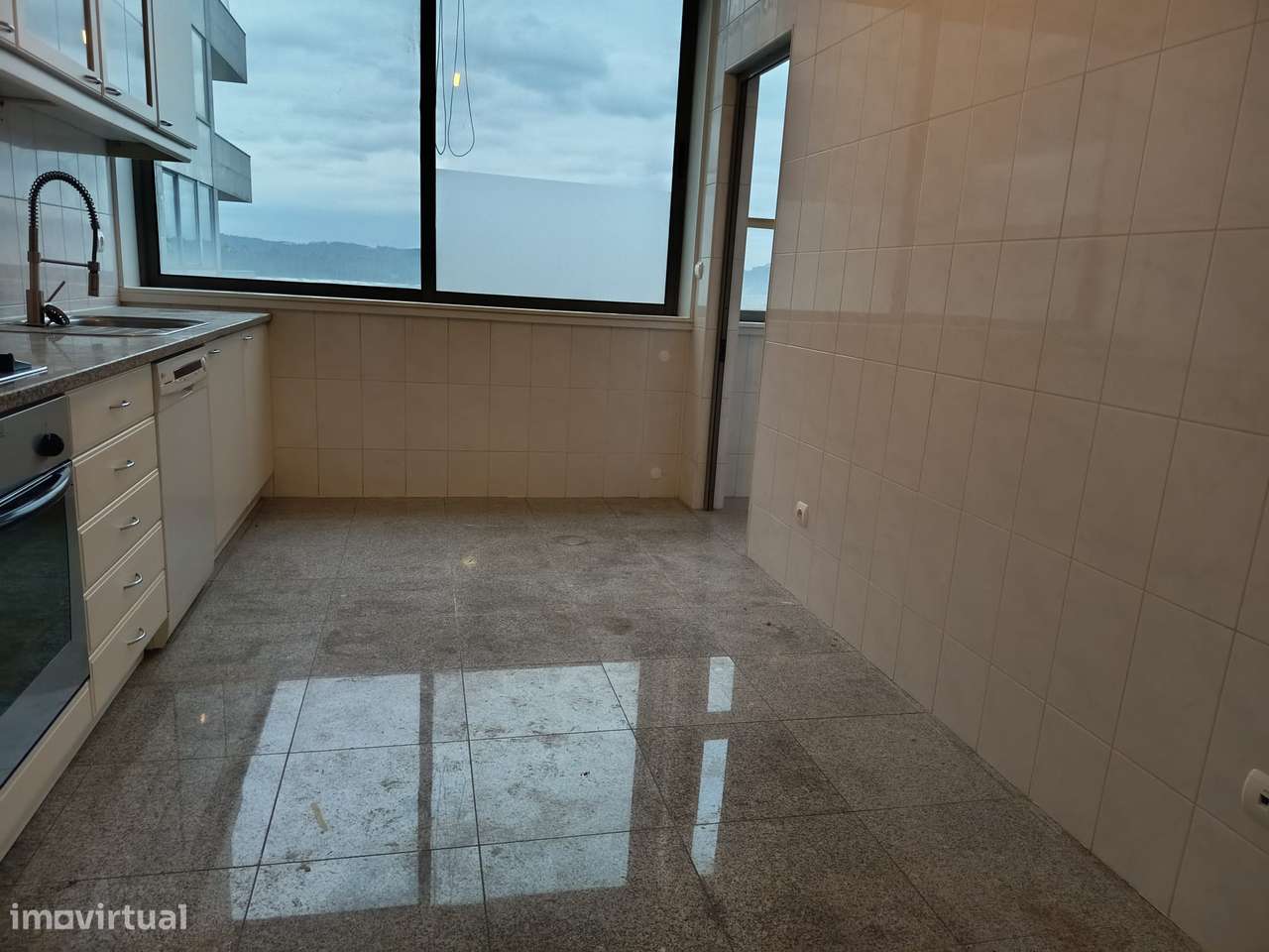 Magnífico T2, com 2 lugares de garagem, junto ao Mira Maia Shopping-3