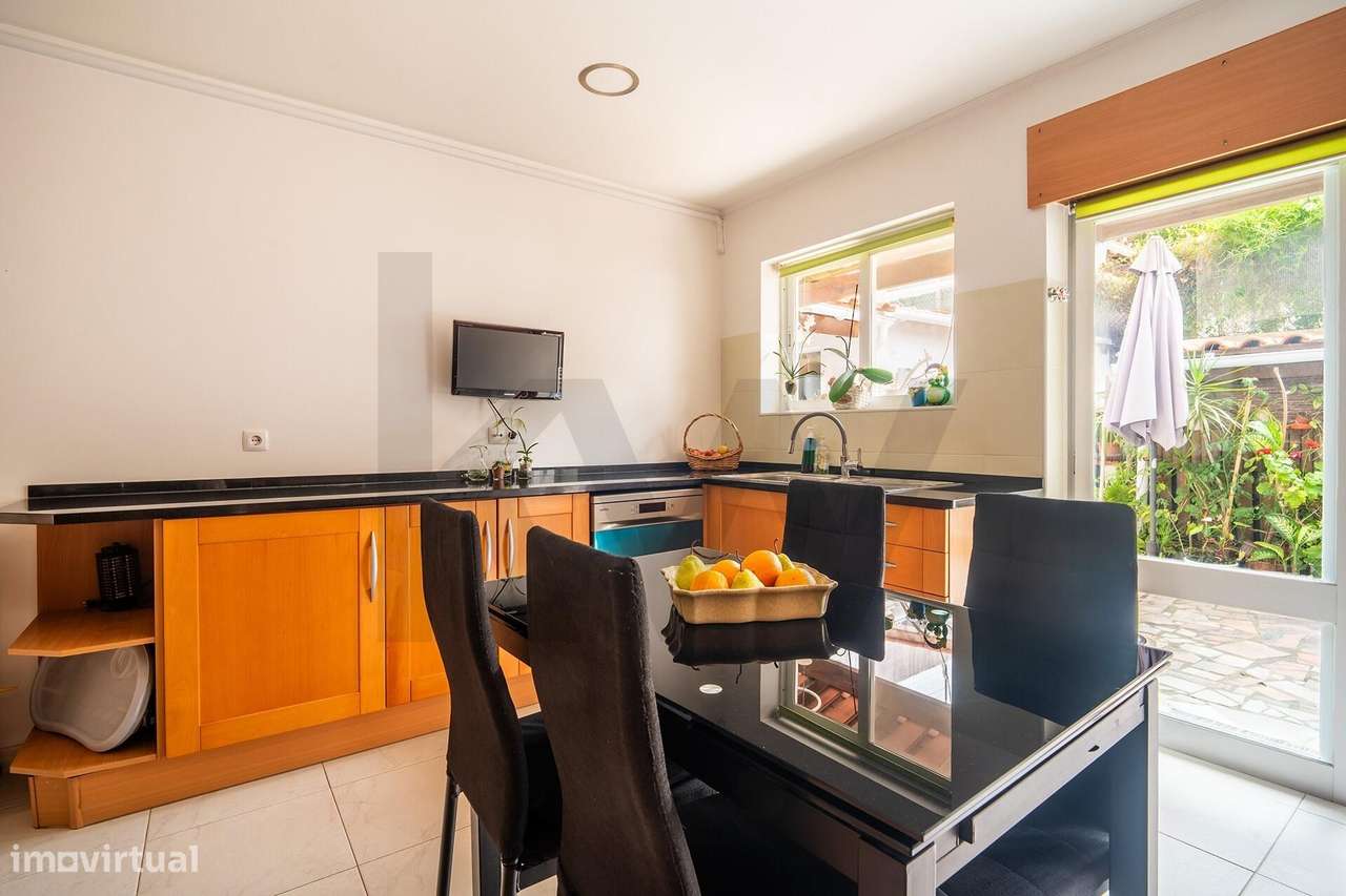 Apartamento T2 em Paço de Arcos: Conforto Exclusivo com Pátio Privativ-8