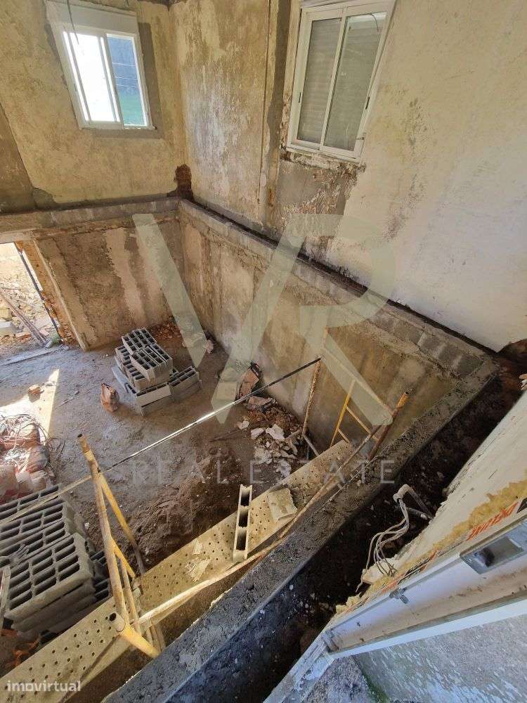 Moradia para Remodelação com Terreno Generoso em Ourém-19