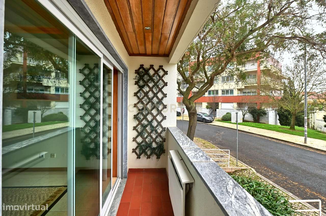 Apartamento T2 com garagem box e acessos adaptados na Urbanização Oute-5