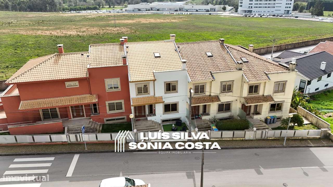 Moradia T4 Excelente Estado e Áreas | 2 Suites, Jacuzzi, Painéis...-39