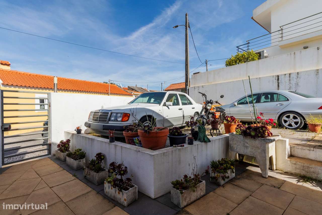 Moradia T4 c/ Estacionamento, Garagem e Diversos Espaços Exteriores em-52