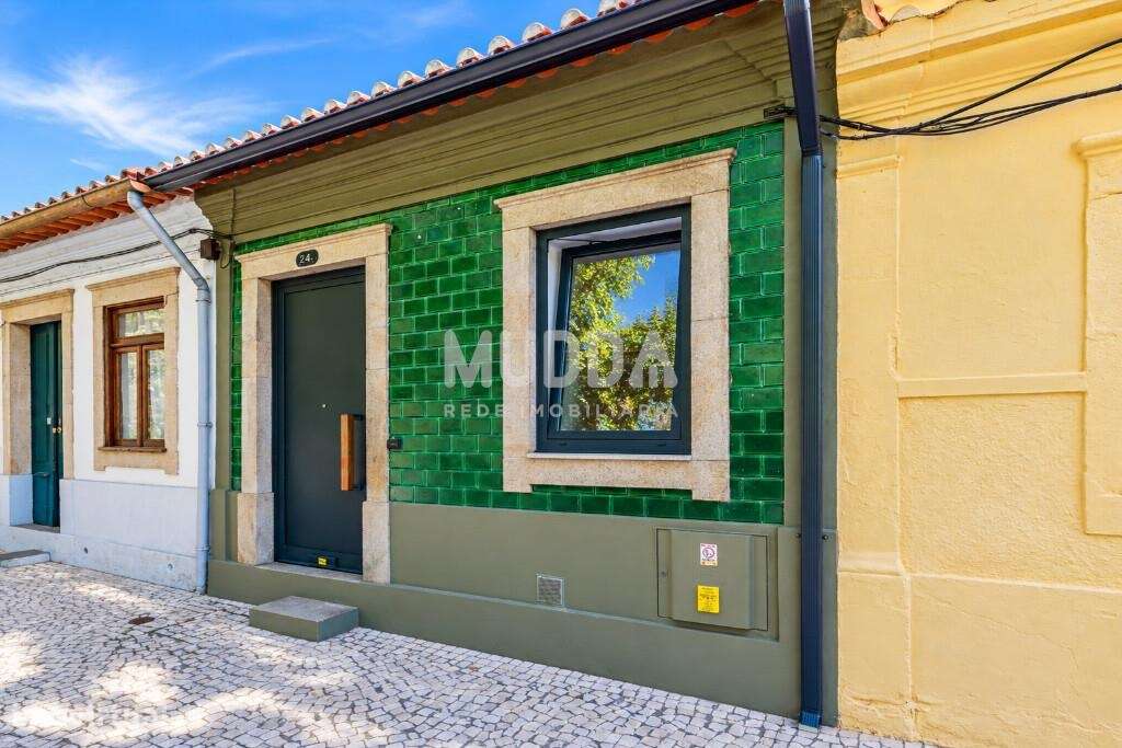 Moradia totalmente remodelada em 2025 — charme, modernidade e um jardi-52