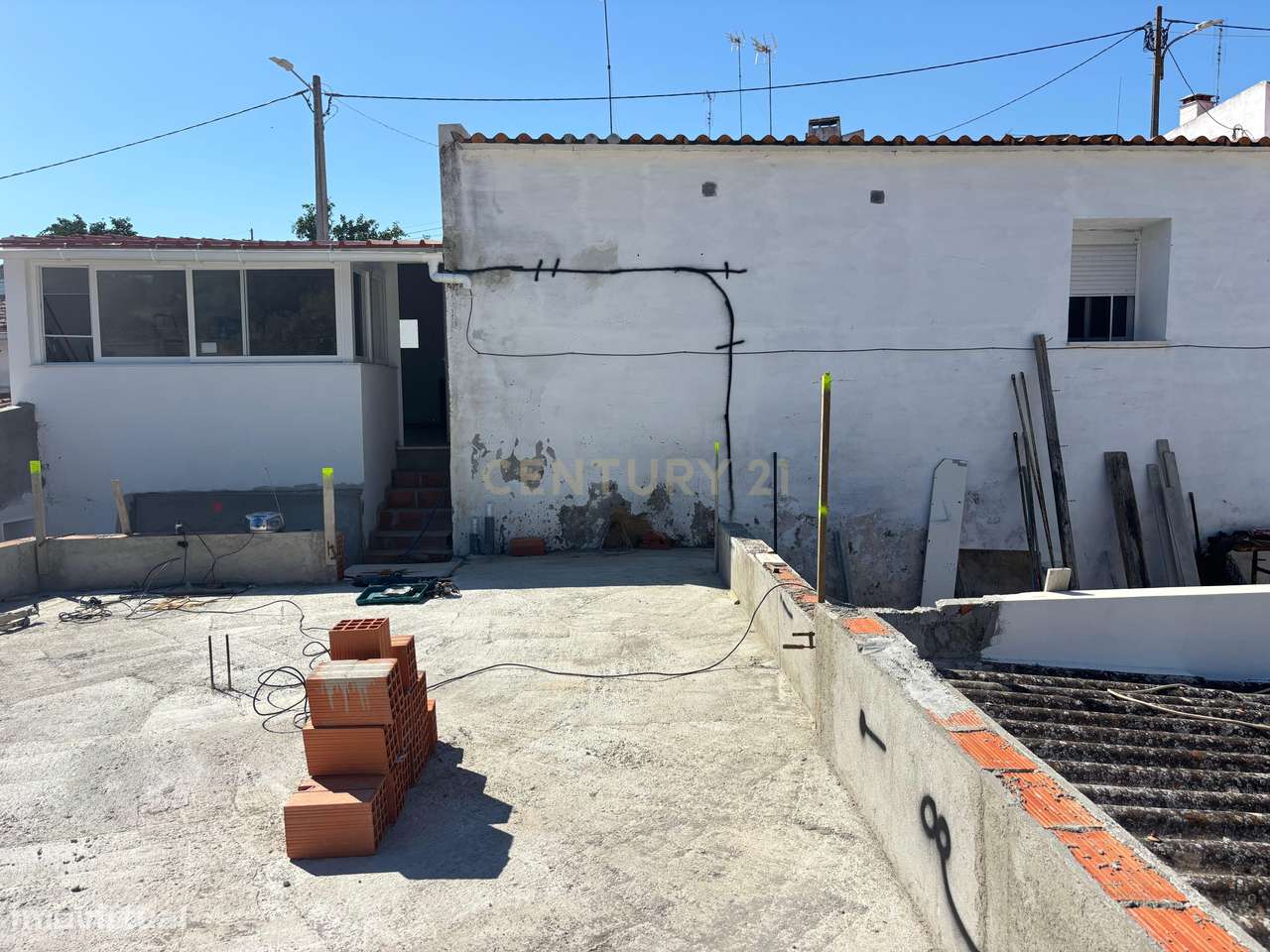 Moradia T2 renovada com estúdio independente e estacionamento | A 5 km-9