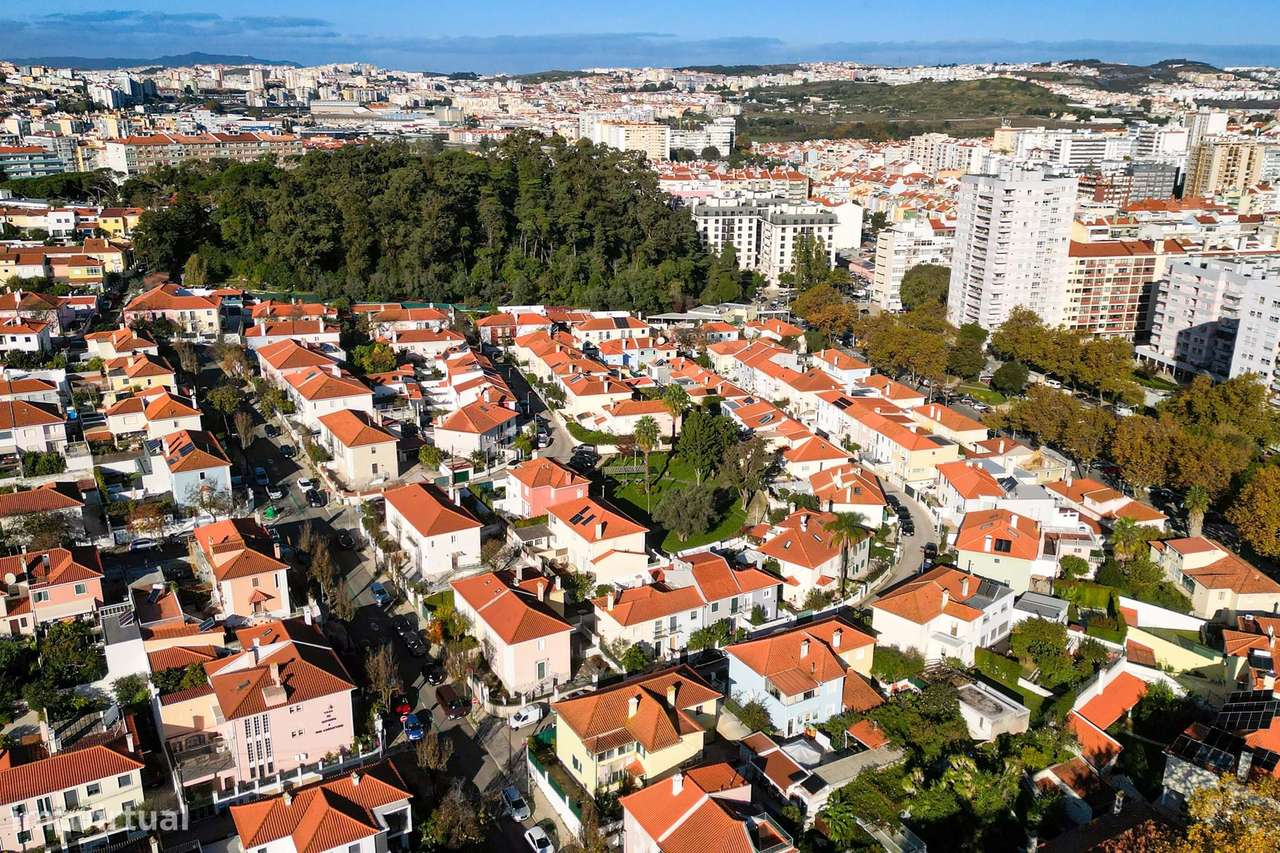 Moradia T4/5 com Piscina no Bairro de Santa Cruz – Benfica, Lisboa-35