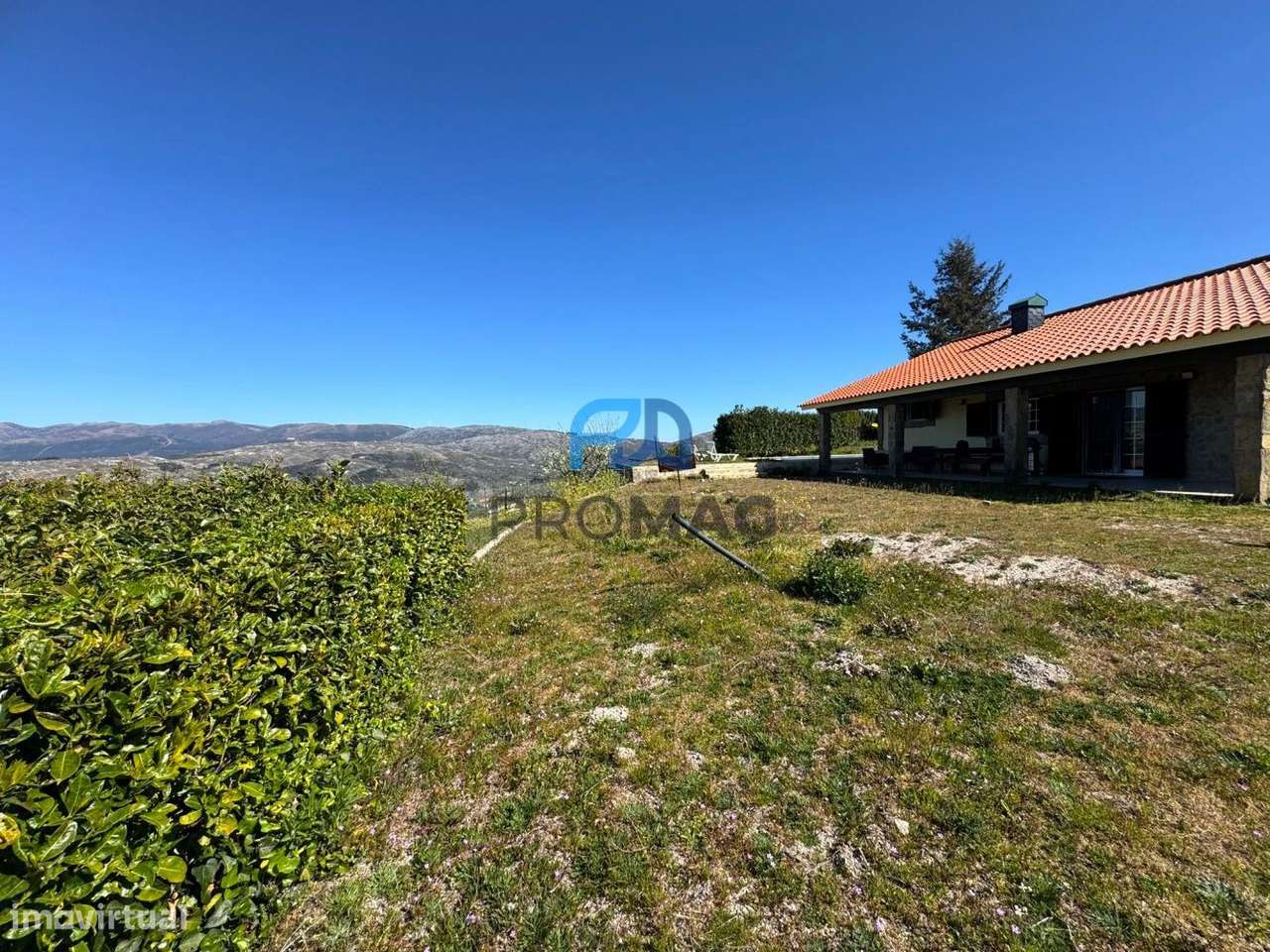 Moradia com excelente área, piscina e plena privacidade-10