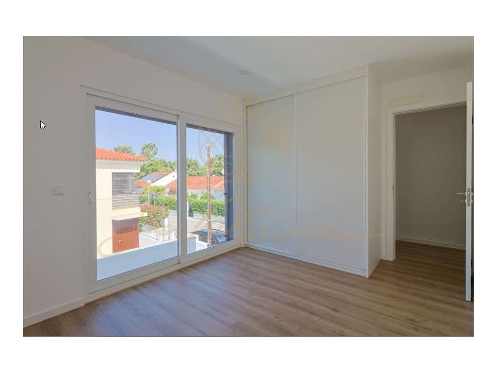Moradia Nova com 4 Assoalhadas, Garagem Box e Piscina!-28