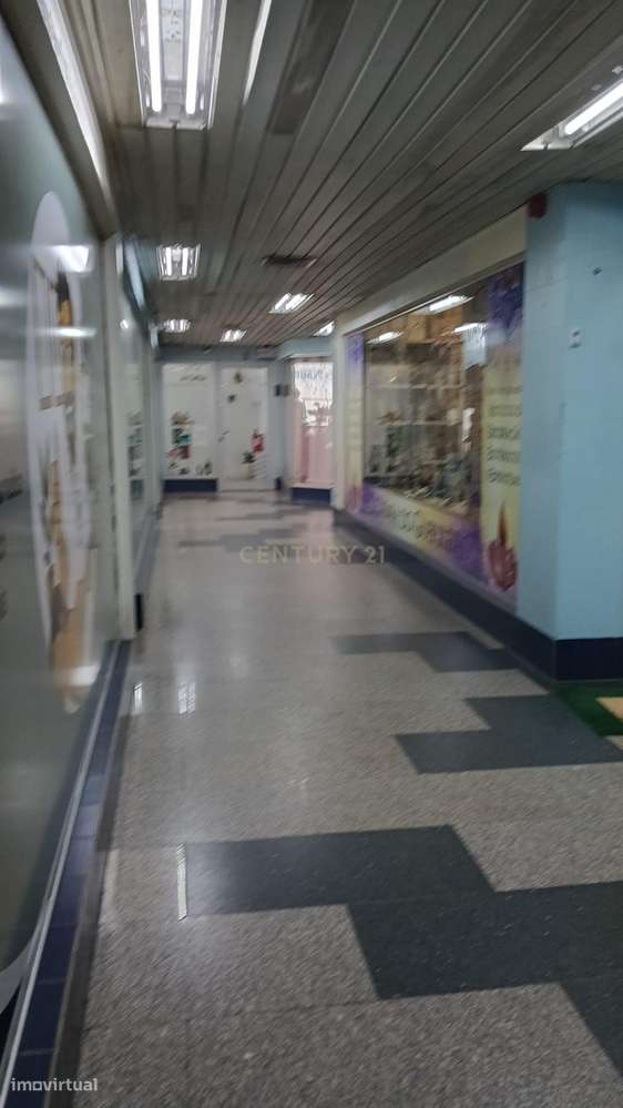 Espaço Comercial em Almada com Excelente Visibilidade – 50m²-8