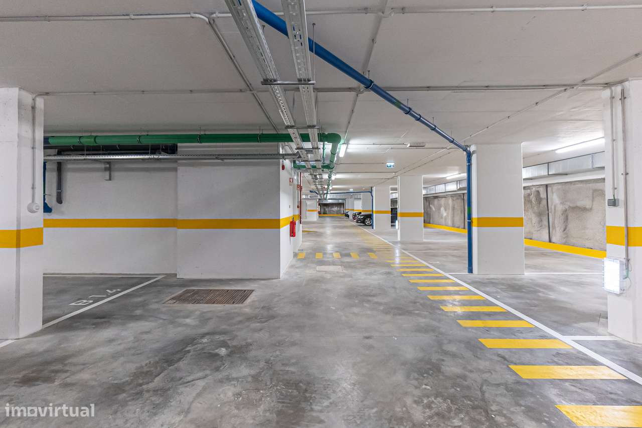 T3 Novo em Condomínio com Jardim, 3 Garagens, Permuta Possível-18