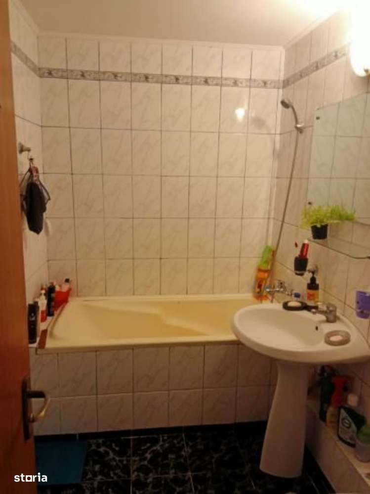 Bd. Basarabia - 3 cam, suprf. 69 mp, decom, mob/util,bloc reabilitat - Imagine principală: 5/7