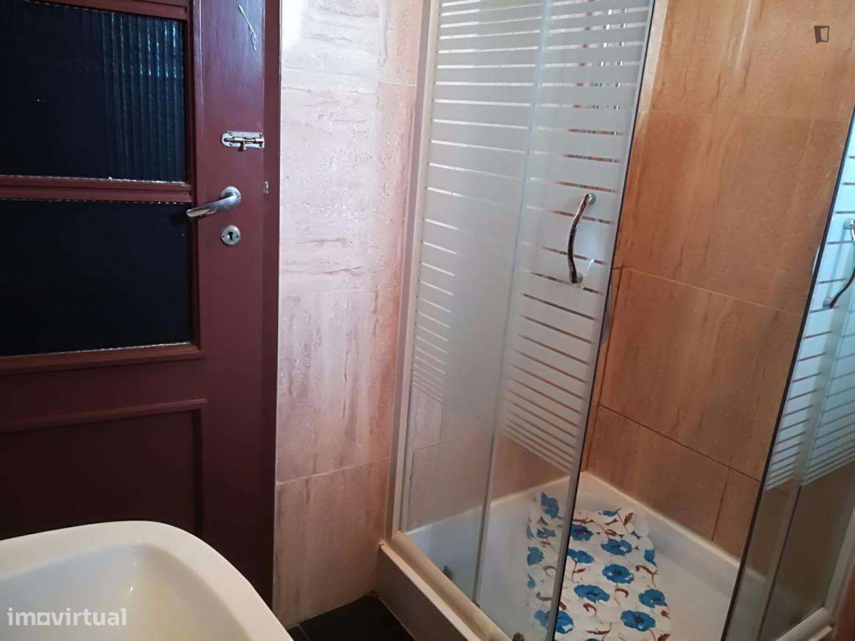 Quarto - localizado em Mafamude Porto - Grande imagem: 5/27