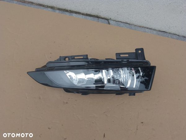 HALOGEN PRAWY SKODA SCALA 657941700 - 1