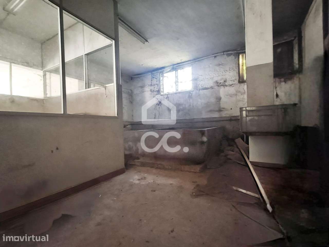 Armazém / Prédio com Potencial de Investimento em Águas Santas – Maia-12
