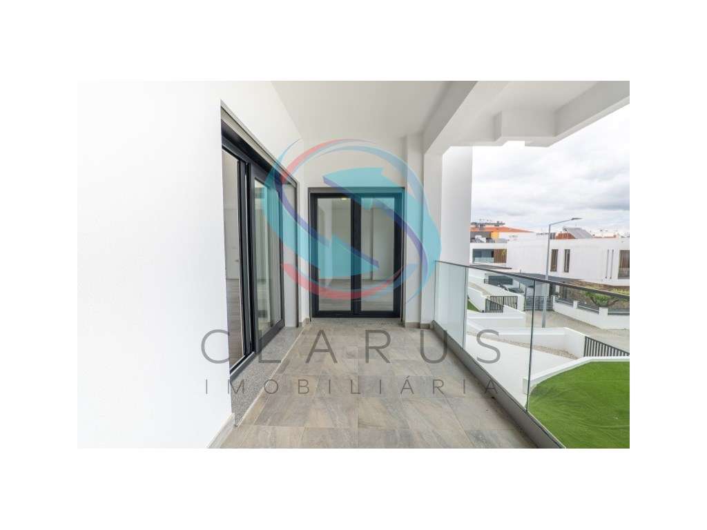 Moradia geminada à venda na Rua Infante Dom Henrique s/n-14