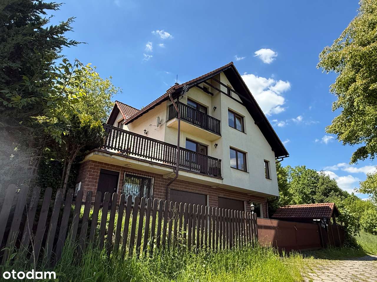 DOM Z PANORAMICZNYM WIDOKIEM NA GÓRY I USTROŃ.