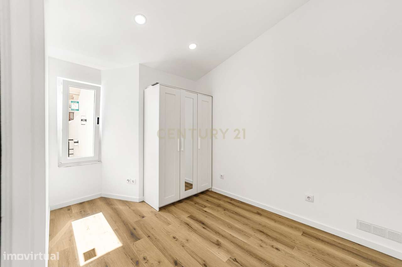 Prédio Totalmente Renovado com 2 apartamentos T1 e espaço exterior no-28