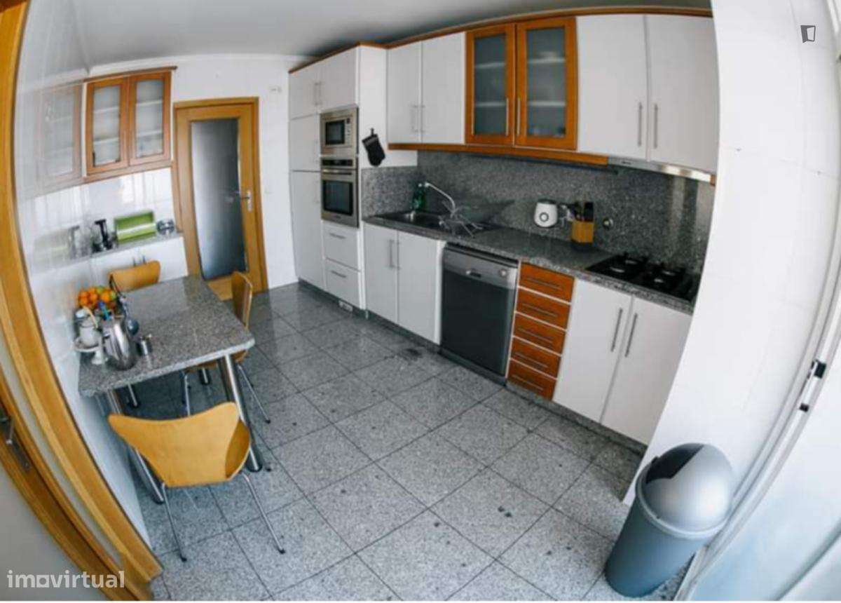 Quarto - localizado em Mafamude Porto - Grande imagem: 5/7