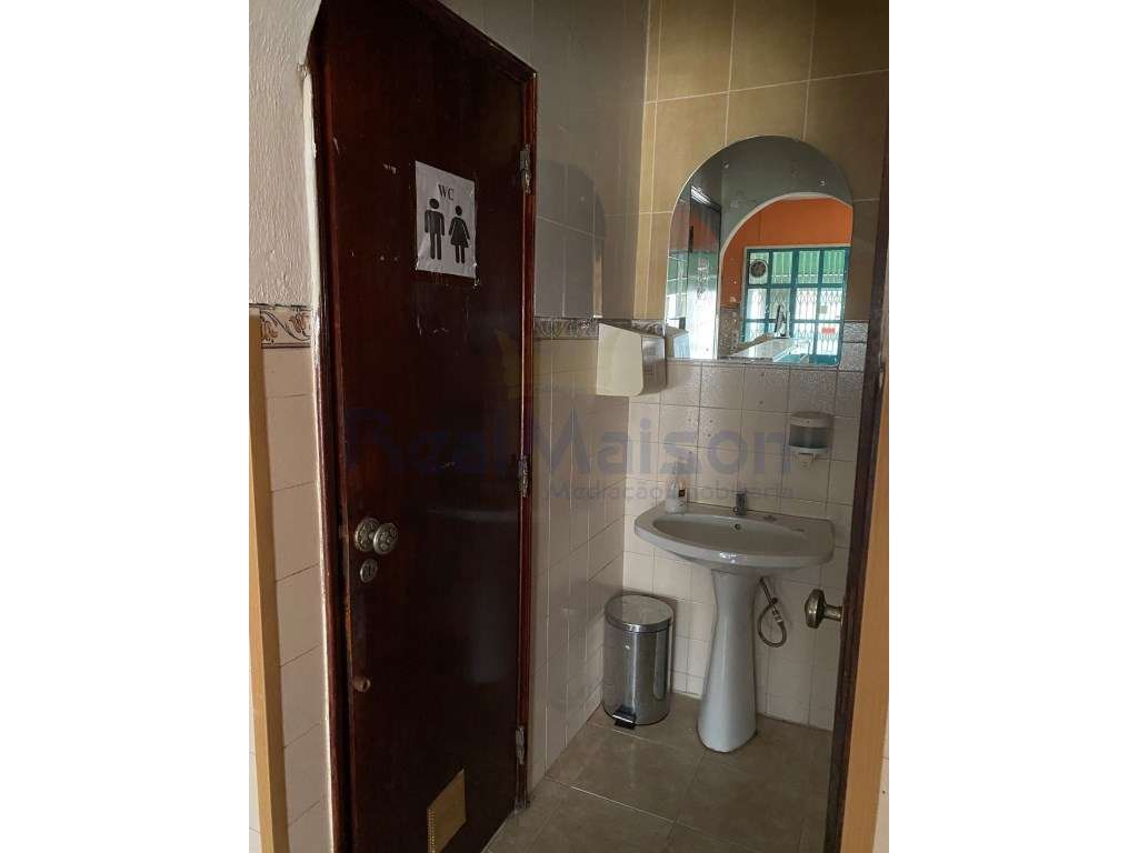 Vende-se Café/Snack Bar na Tapada das Mercês - Próximo da Estação CP - Grande imagem: 5/8