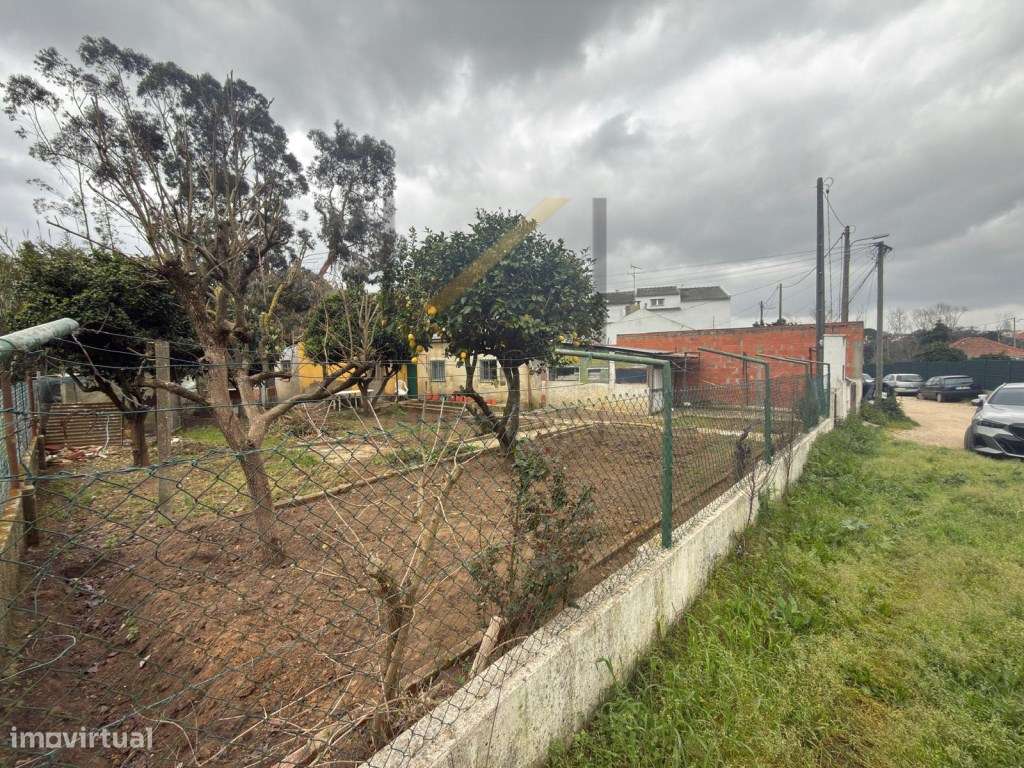 Terreno Urbano com 412m2 e pequena moradia edificada-6