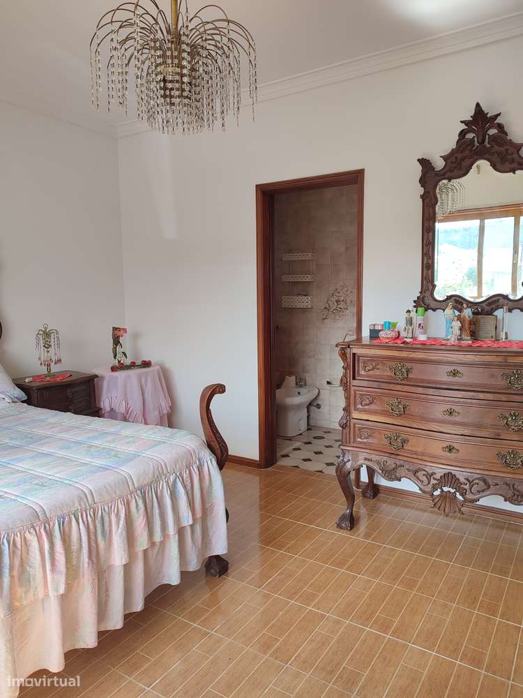 Moradia térrea com 4 frentes, garagem, anexos, jardim e bons acessos-16