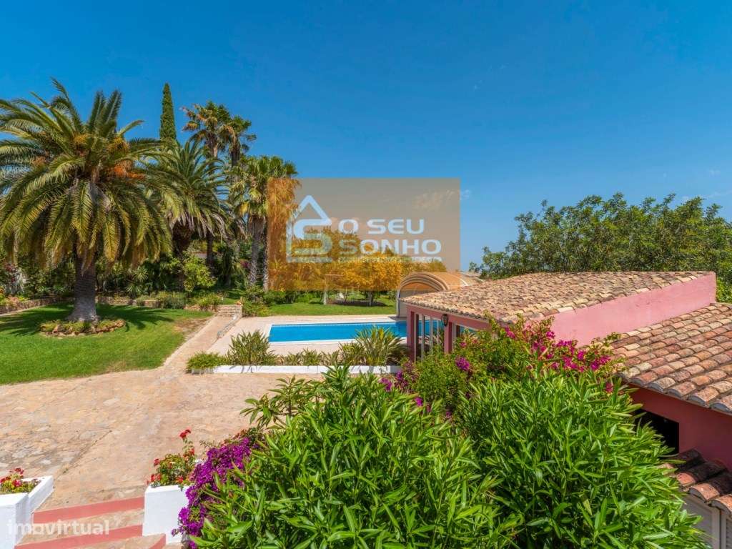 Moradia T4 em Santa Bárbara de Nexe-17