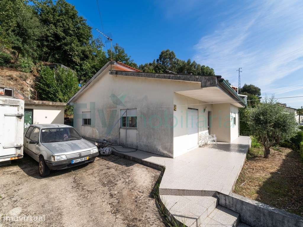 MORADIA TÉRREA COM GRANDE POTENCIAL | GARAGEM E JARDIM-16