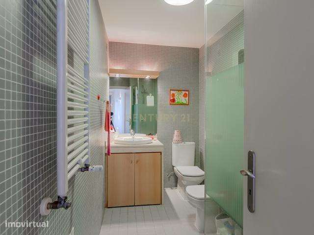 Moradia T6 com Jardim Interior e Garagem na Lapa – Junto à Embaixada d-20