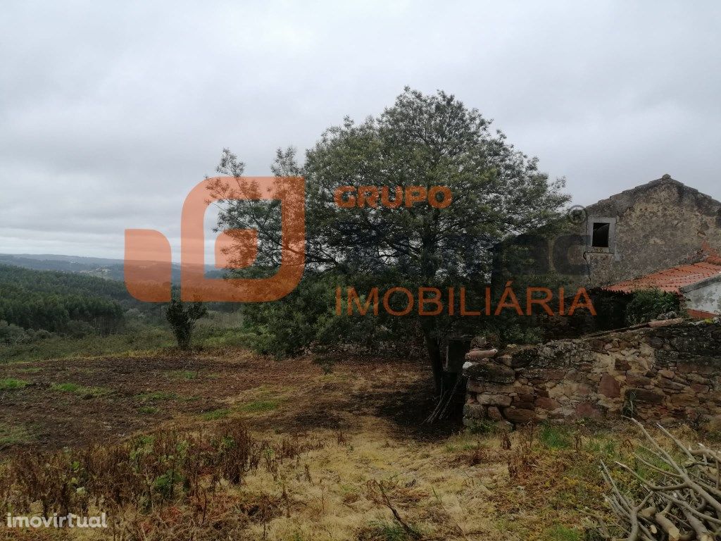 Moradia para recuperar com terreno em zona rural sossegada!