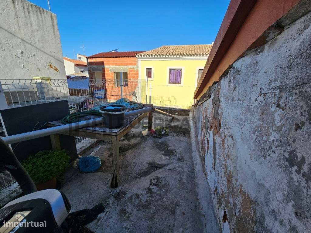 Moradia no centro histórico de Loulé com 2 pisos , armazém e casa-15