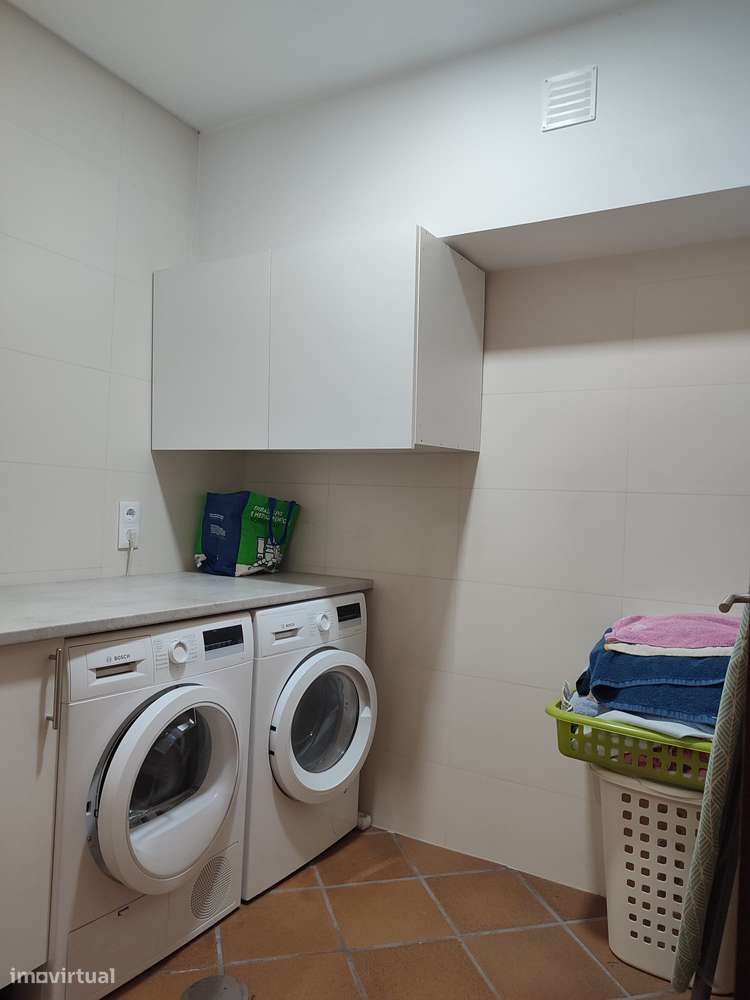 Moradia T4(2 suites) + escritório, cond.fechado à Estrada Nacional N.1-45