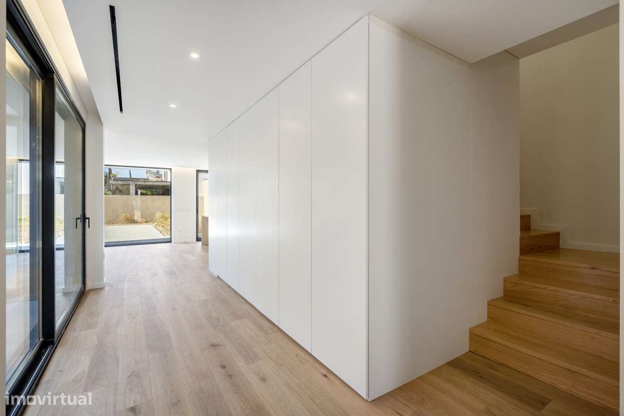 Moradia T3 de Luxo com 3 Suítes, Escritório e Piscina-16