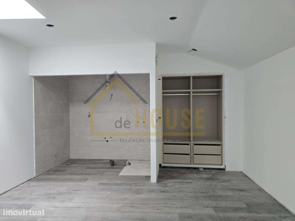 Moradia T3, com espaço exterior perto da Praia - Grande imagem: 2/16