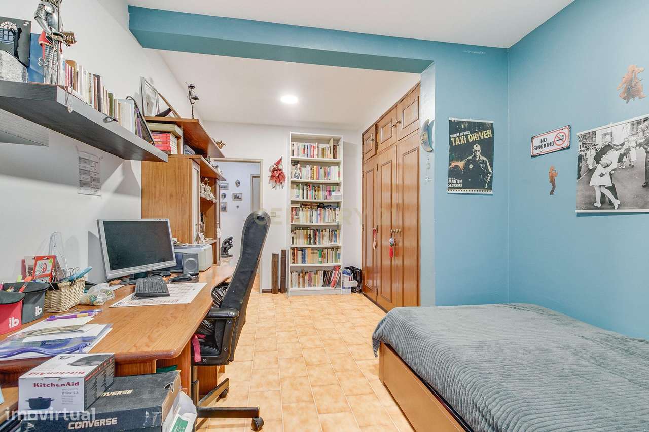 Espaçoso apartamento T4 transformado em T3-17