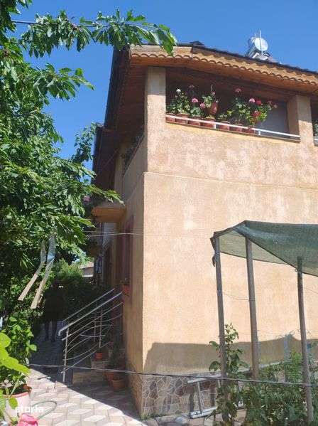 Casa deosebita cu etaj, 4 dormitoare, curte, garaj, beci, utilitati - Imagine principală: 4/6