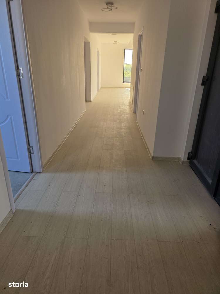 Casă cu lumină naturală, încălzire în pardoseală și curte superbă - Imagine principală: 4/15