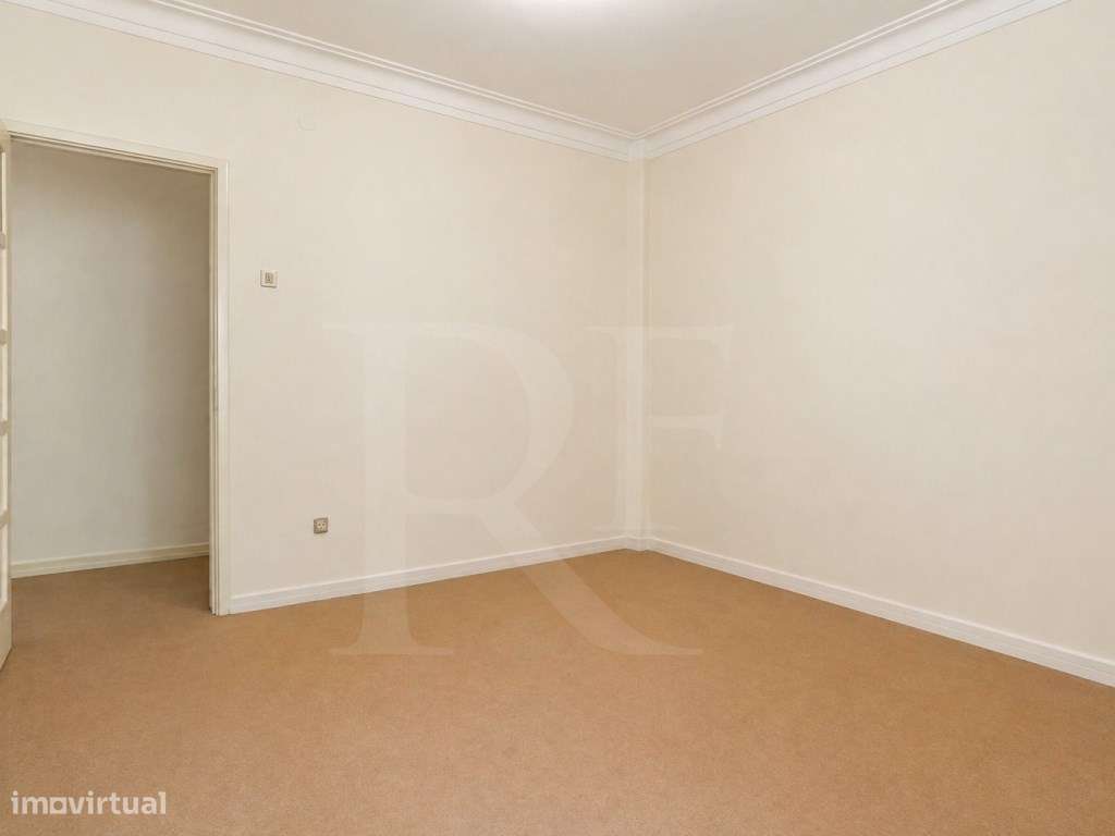 Apartamento T5 com garagem na Estrela-30