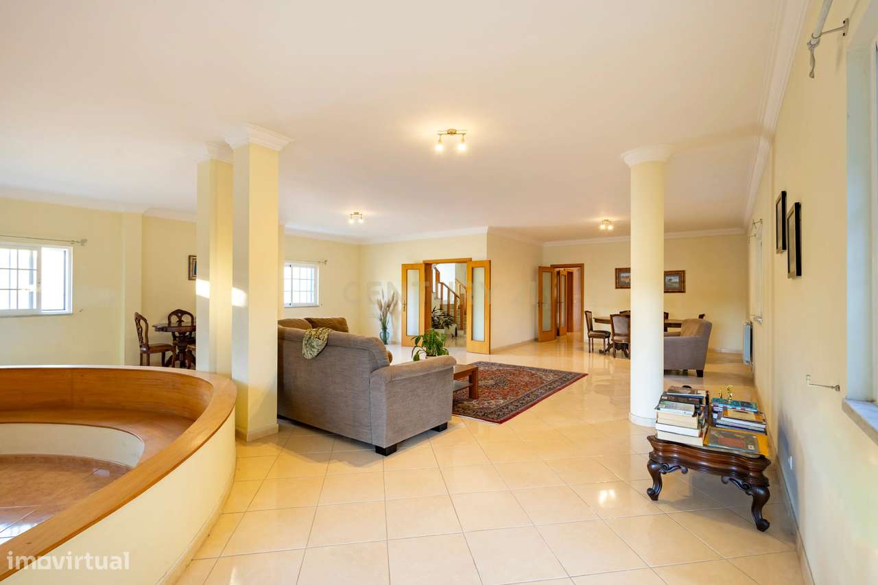 Espaço, conforto e qualidade — Moradia T4 no Vale da Rosa-6