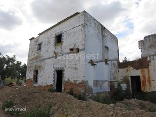 Monte em ruinas para recuperar com te...