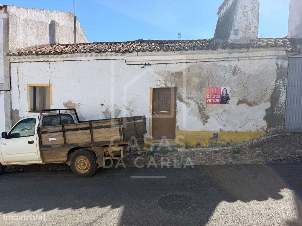 Moradia T1+1 com quintal para remodelação em Vila Ruiva-0