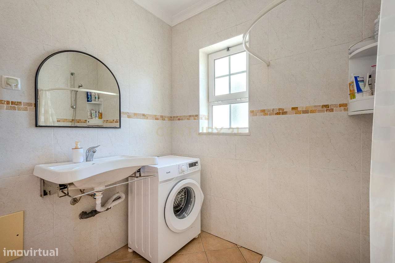 Moradia T2 Geminada C/ 2 Apartamentos Independentes e 238 M2 de Área E-36