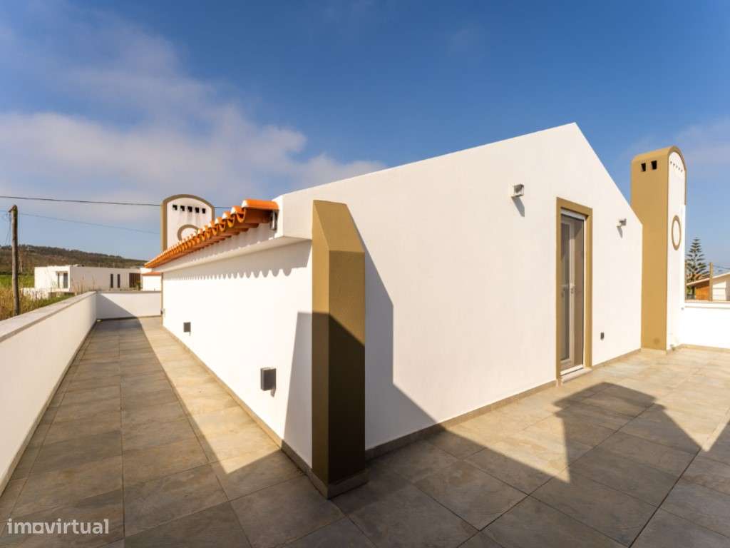 Moradia T3 com Piscina e Próxima do Mar na Serra do Bouro-23