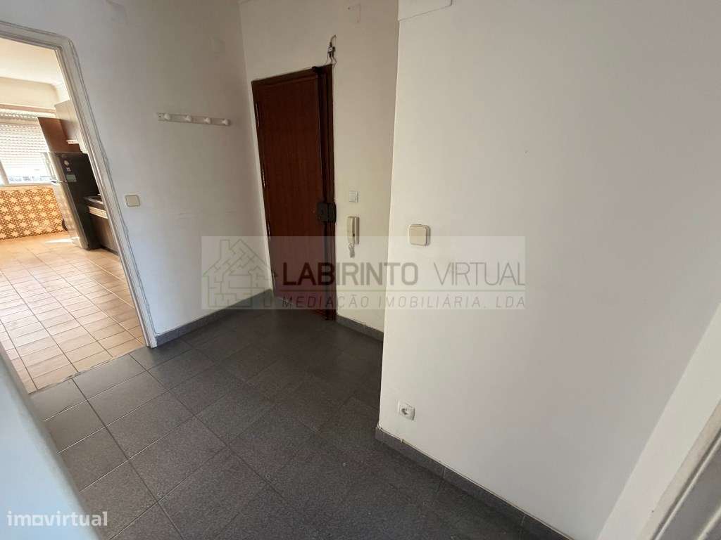 Vende-se T2 com arrecadação na Codivel, perto metro de Odivelas.-14