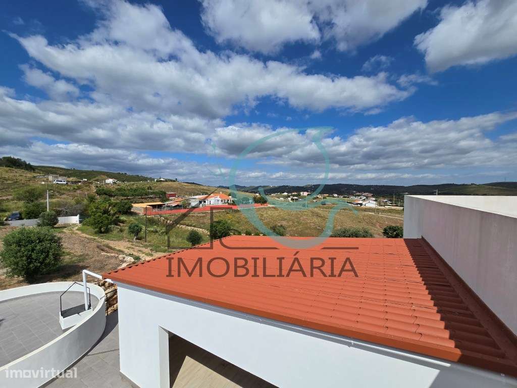 EXCLUSIVO - Excelente moradia de 2 pisos, com licença AL-51