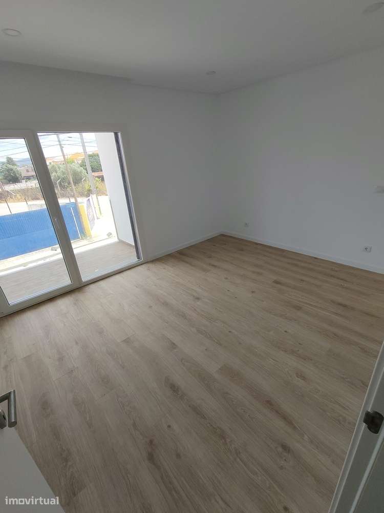 Oferta 1% do valor de aquisição - Moradia T2 com Piscina e Garagem-10