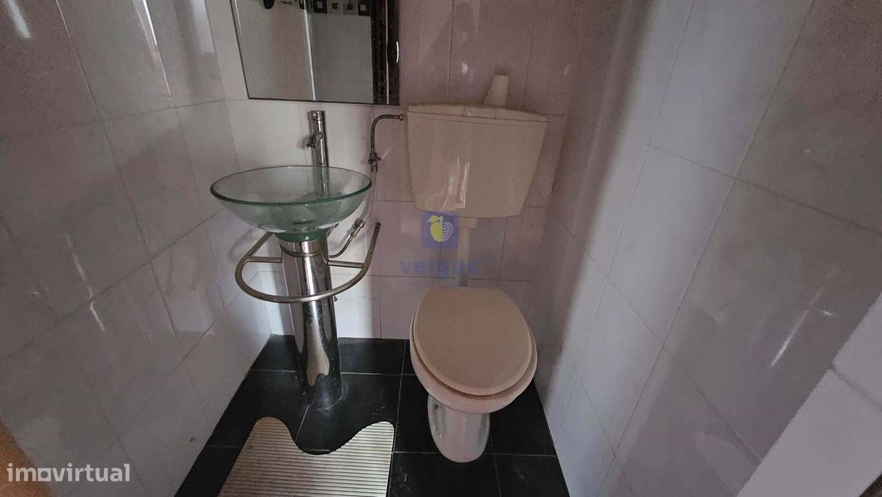 Edifício para Habitação e Comércio - Moradia T3 Renovada c/ Terraço e-8