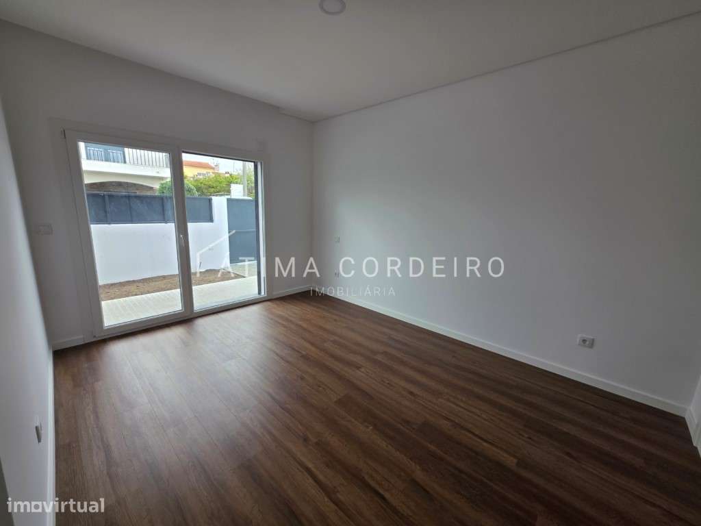 Fantástica Moradia Isolada Térrea T4 Fernão Ferro-16