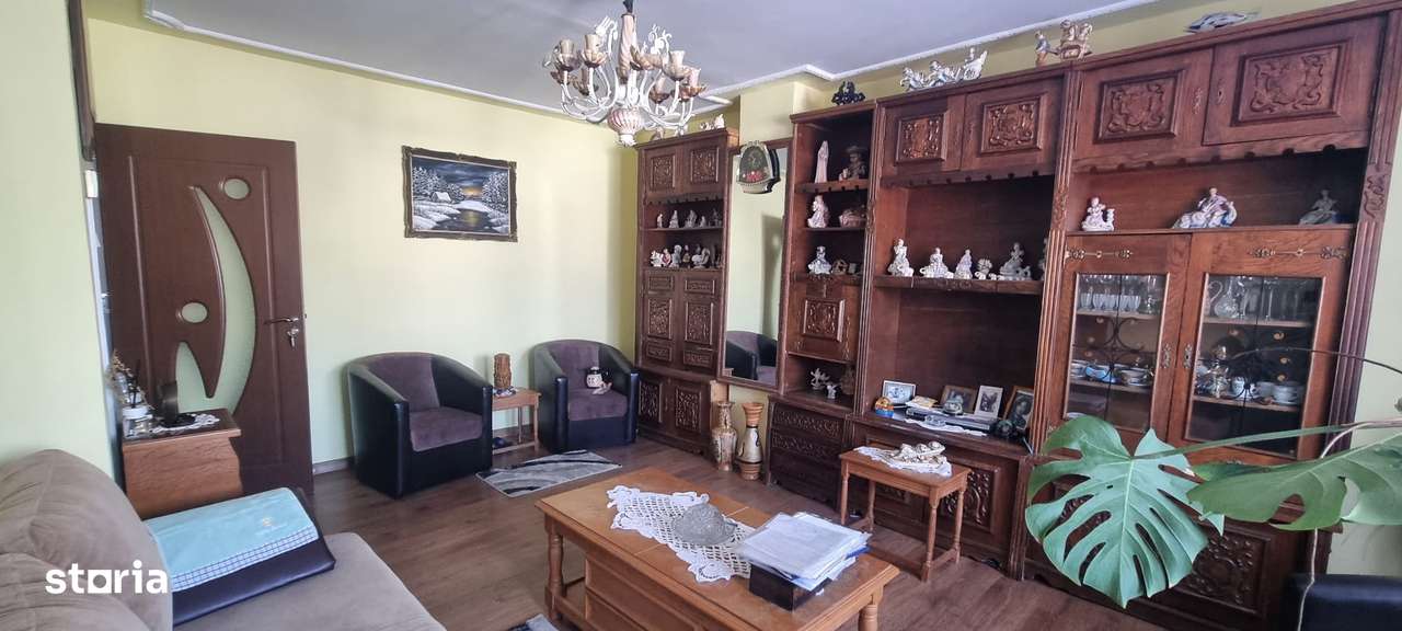 Vand apartament 4 cam. ,Topoloveni, etaj 1, ultracentral, langa Profi-1
