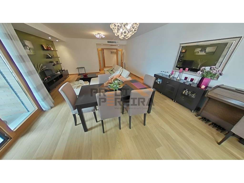 T4 SEMI-NOVO COM VARANDA E BOX PARA 4 CARROS NA QUINTA DO INFANTADO... - Grande imagem: 4/38