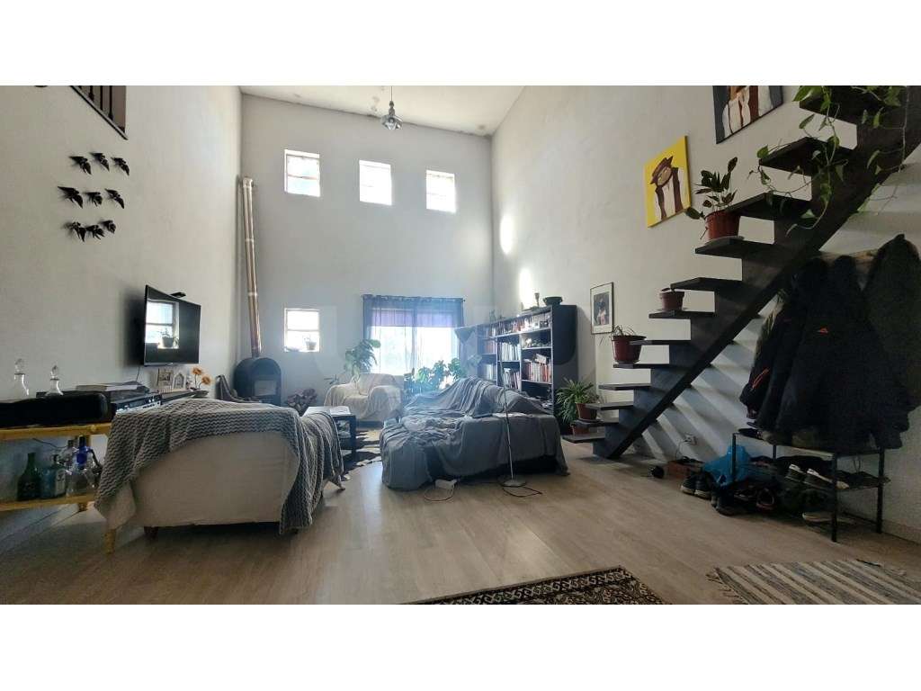 Armazém utilizado como Habitação com excelente área exterior - Grande imagem: 4/23