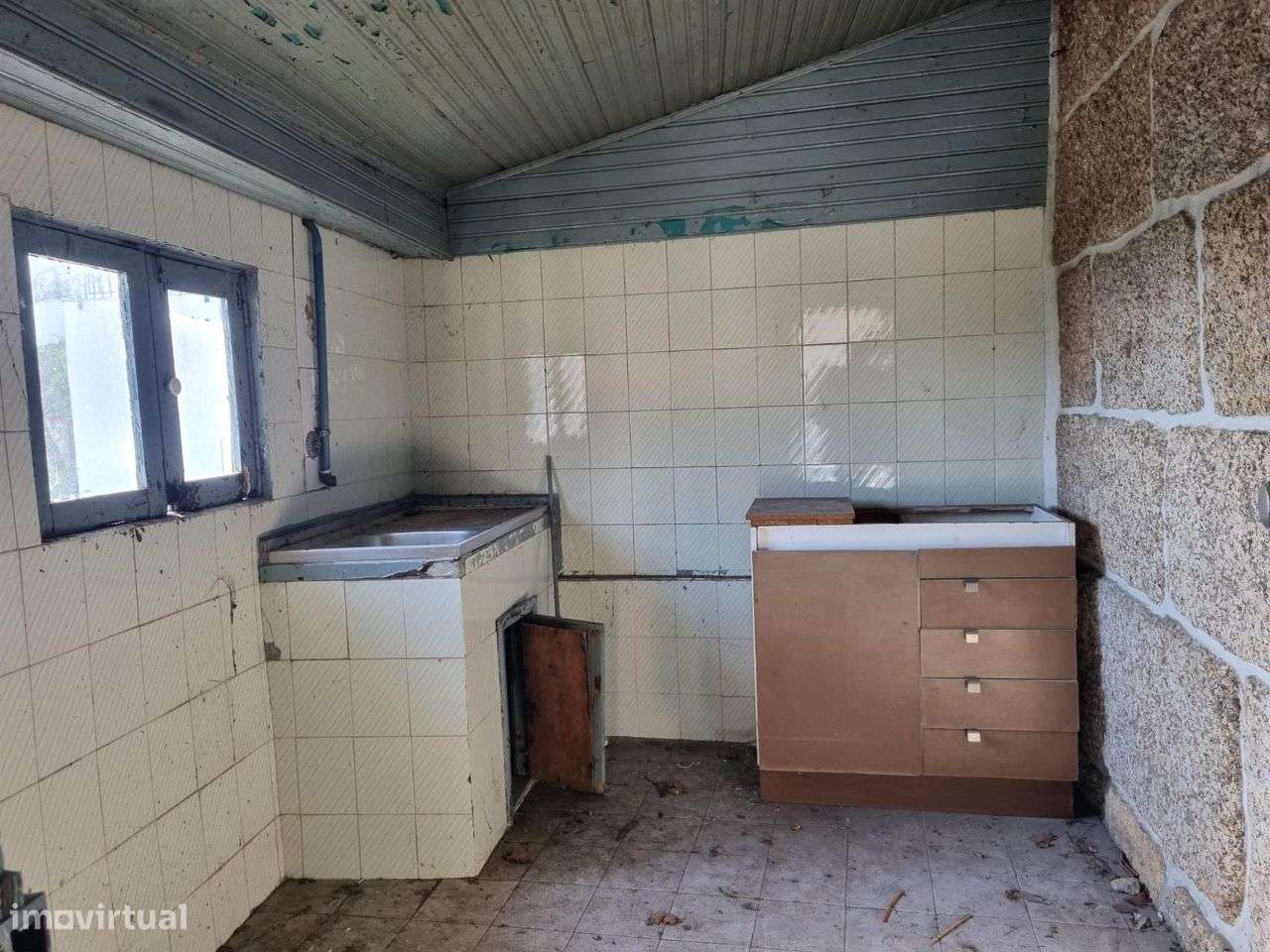 Moradia em pedra para restauro na vila de Arões São Romão - Grande imagem: 4/13